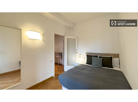 Room for rent in 6-bedroom apartment in Barcelona -  வாடகைக்கு 