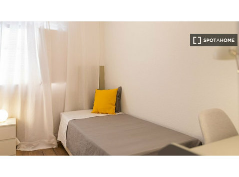 Se alquila habitación en piso de 6 habitaciones en Barcelona - Alquiler
