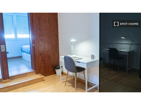 Room for rent in 6-bedroom apartment in Barcelona - Na prenájom