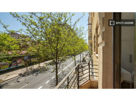 Zimmer zu vermieten in 6-Zimmer-Wohnung in Barcelona - Zu Vermieten