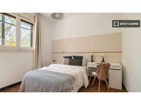 Aluga-se quarto em apartamento de 6 quartos em Barcelona - Aluguel