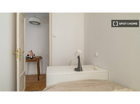 Zimmer zu vermieten in 6-Zimmer-Wohnung in Barcelona - Zu Vermieten