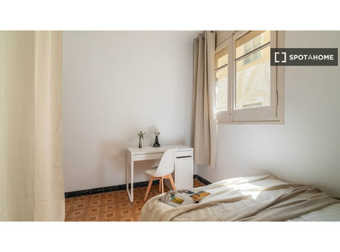 Room for rent in 6-bedroom apartment in Barcelona - Til leje