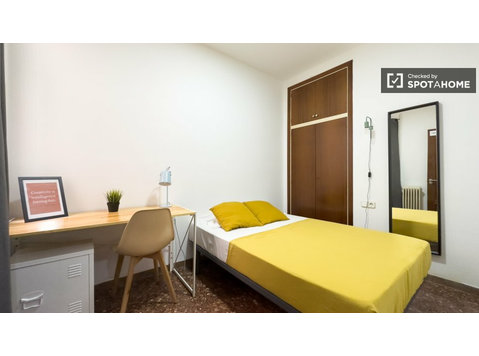 Room for rent in 6-bedroom apartment in Barcelona - Te Huur