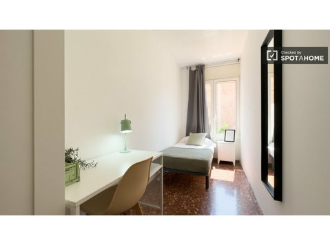 Room for rent in 6-bedroom apartment in Barcelona - De inchiriat