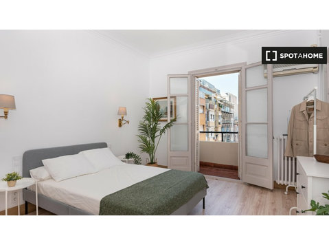 Room for rent in 6-bedroom apartment in Barcelona -  வாடகைக்கு 