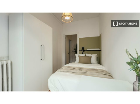 Room for rent in 6-bedroom apartment in Barcelona - Za iznajmljivanje