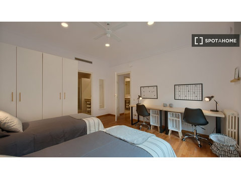 Stanza in affitto in appartamento con 6 camere da letto a… - In Affitto