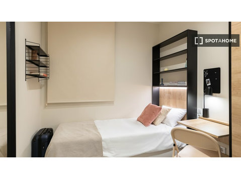 Stanza in affitto in appartamento con 6 camere da letto a… - In Affitto