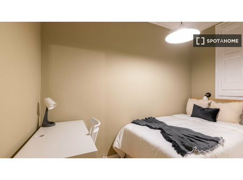 Zimmer zu vermieten in 6-Zimmer-Wohnung in Barcelona - Zu Vermieten