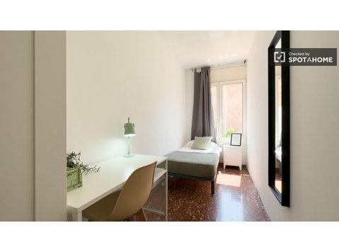 Aluga-se quarto em apartamento de 6 quartos em Barcelona - Aluguel