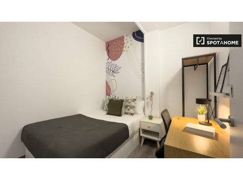 Camera in affitto in appartamento 6 camere da letto a… - In Affitto
