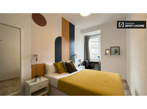 Room for rent in 6-bedroom apartment in Eixample, Barcelona - For Rent