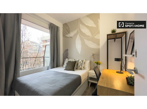 Room for rent in 6-bedroom apartment in Eixample, Barcelona - الإيجار