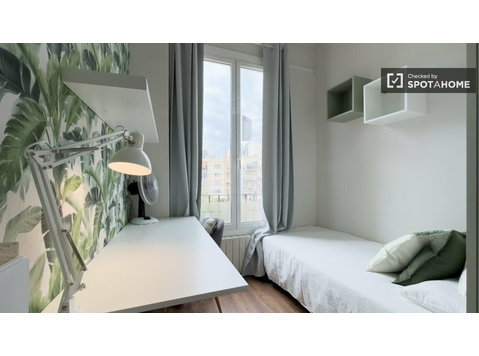 , Barselona'nın 6 yatak odalı daire kiralık oda - Kiralık