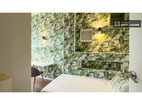 , Barselona'nın 6 yatak odalı daire kiralık oda - Kiralık