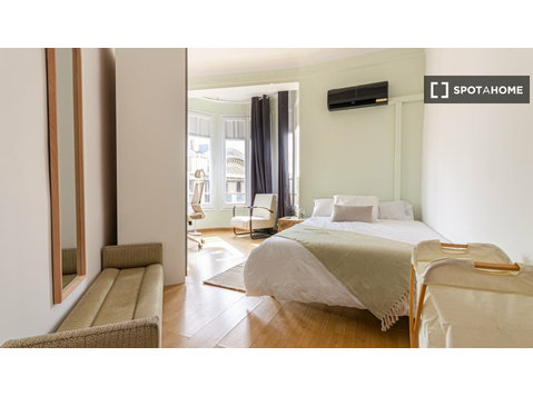 Room for rent in 6-bedroom apartment in Eixample, Barcelona - Аренда