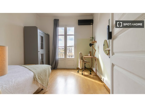 Room for rent in 6-bedroom apartment in Eixample, Barcelona - Аренда