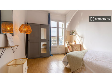Zimmer zu vermieten in 6-Zimmer-Wohnung in Eixample,… - Zu Vermieten