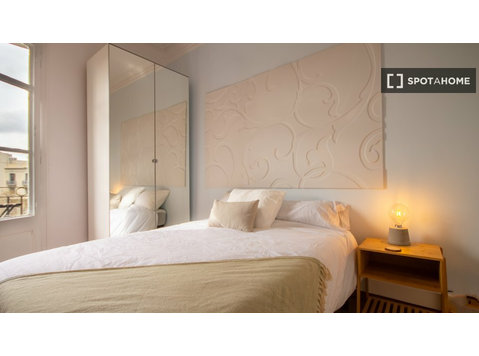 Quarto para alugar em apartamento de 6 quartos em Eixample,… - Aluguel