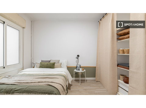 Room for rent in 6-bedroom apartment in El Farró, Barcelona - 임대
