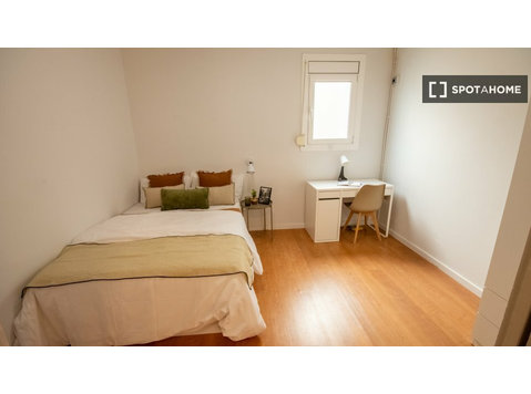 Room for rent in 6-bedroom apartment in El Farró, Barcelona - For Rent