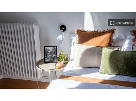 Room for rent in 6-bedroom apartment in El Farró, Barcelona - Izīrē