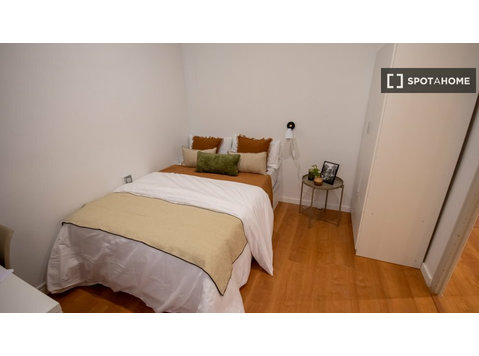 Room for rent in 6-bedroom apartment in El Farró, Barcelona - For Rent