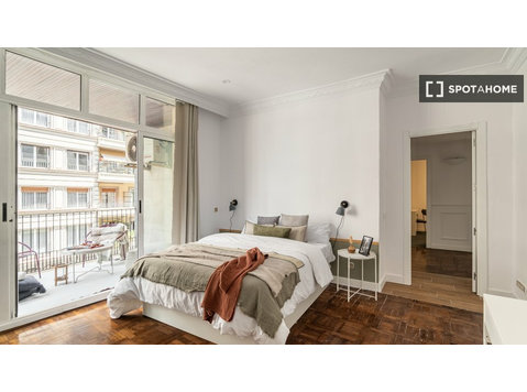 El Farró, Barcelona'da 6 yatak odalı dairede kiralık oda - Kiralık