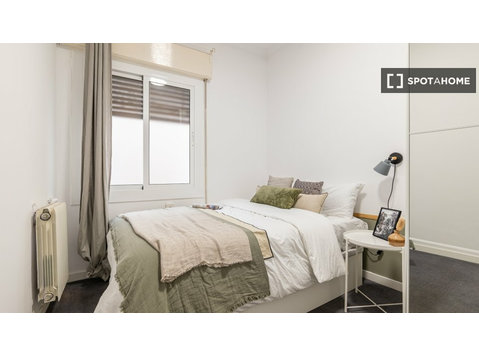 Room for rent in 6-bedroom apartment in El Farró, Barcelona - Под наем