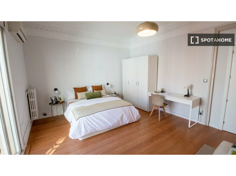 Room for rent in 6-bedroom apartment in El Farró, Barcelona - Аренда