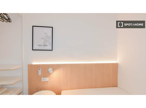 Chambre à louer dans un appartement de 6 chambres à El… - À louer