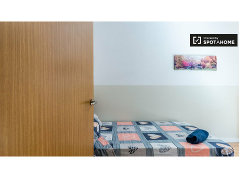 El Raval, Barcelona'da 6 yatak odalı dairede kiralık oda - Kiralık