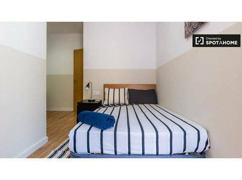 El Raval, Barcelona'da 6 yatak odalı dairede kiralık oda - Kiralık