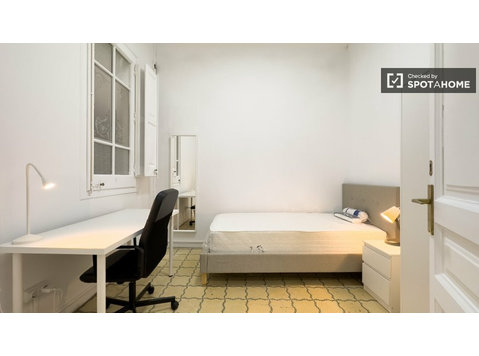 Quarto para alugar em apartamento de 6 quartos em Gràcia,… - Aluguel
