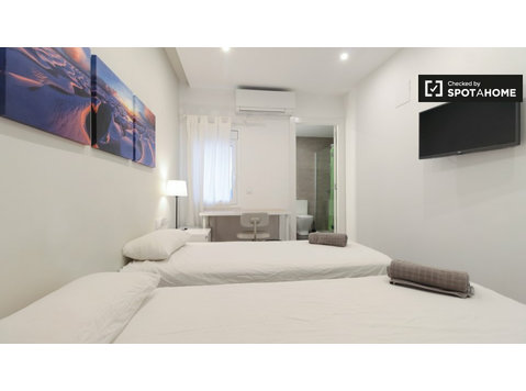 Room for rent in 6-bedroom apartment in Horta-Guinardó - Под наем