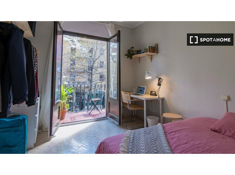 Room for rent in 6-bedroom apartment in La Sagrada Famlia - เพื่อให้เช่า