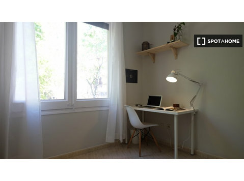Pokój do wynajęcia w 6-pokojowym mieszkaniu w La Sagrada… - Do wynajęcia
