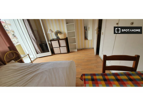 Les Corts'ta 6 yatak odalı dairede kiralık oda - Kiralık