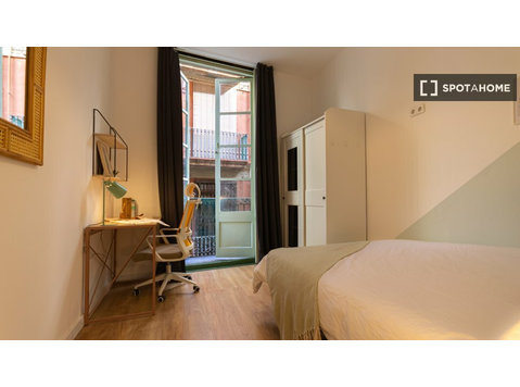 Raval, Barselona'da 6 yatak odalı dairede kiralık oda - Kiralık