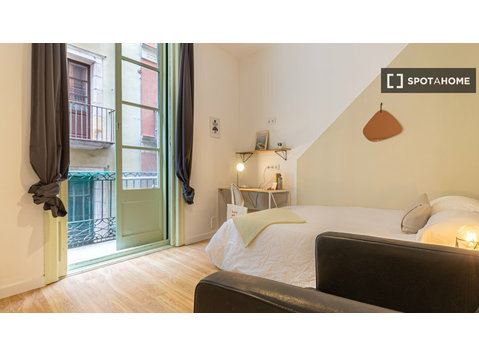 Raval, Barselona'da 6 yatak odalı dairede kiralık oda - Kiralık
