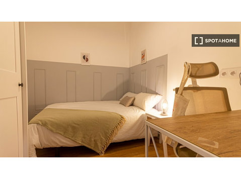 Room for rent in 6-bedroom apartment in Raval, Barcelona - Te Huur