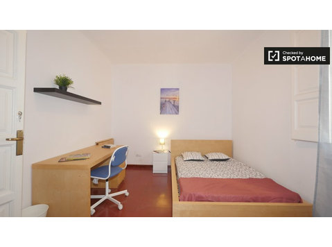Pokój do wynajęcia w apartamencie z 6 sypialniami w Sant… - Do wynajęcia
