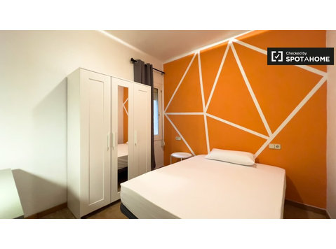 Zimmer zu vermieten in 6-Zimmer-Wohnung in Sants, Barcelona - Zu Vermieten