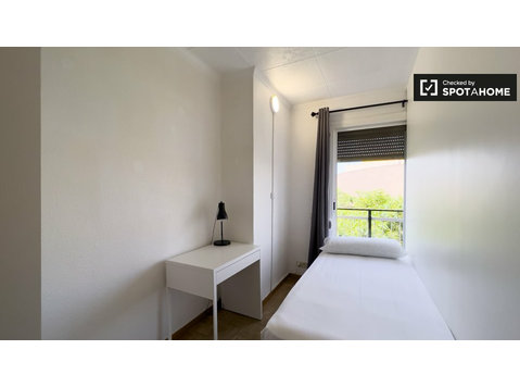 Room for rent in 6-bedroom apartment in Sants, Barcelona - השכרה