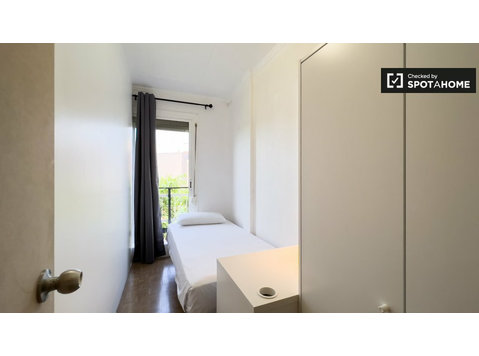 Pokój do wynajęcia w 6-pokojowym mieszkaniu w Sants,… - Do wynajęcia