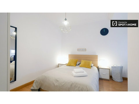Pokój do wynajęcia w 6-pokojowym mieszkaniu w Sarrià-Sant… - Do wynajęcia