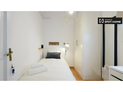 Pokój do wynajęcia w 6-pokojowym mieszkaniu w Sarrià-Sant… - Do wynajęcia