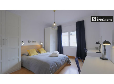 Sarrià-Sant Gervasi'de 6 yatak odalı dairede kiralık oda - Kiralık