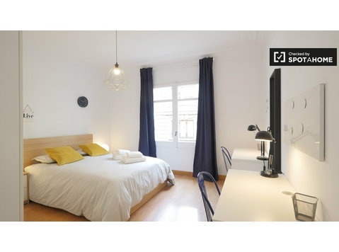 Sarrià-Sant Gervasi'de 6 yatak odalı dairede kiralık oda - Kiralık